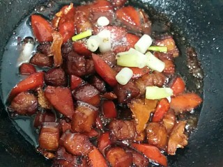 红烧樱桃肉,待胡萝卜熟后改大火炒至无水亮有，加入大葱关火起锅即可。