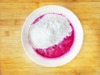 美少女粉红圆子燕麦酒酿,将糯米粉倒入火龙果汁中，用洗净的双手将其混合揉匀，