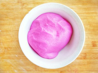 美少女粉红圆子燕麦酒酿,混合成这样，无干粉，且不粘手的面团，