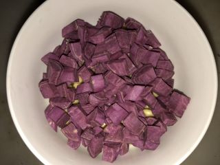 玩转苏泊尔醇浆机(二)紫薯豆浆,紫薯去皮，切成小块