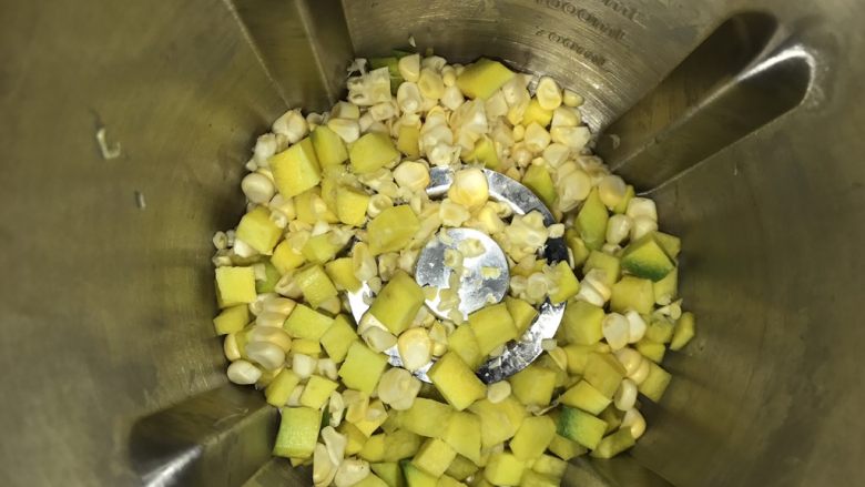 玩转苏泊尔醇浆机(三)玉米金萝卜燕麦饮,把玉米粒和黄萝卜粒放入醇浆机里