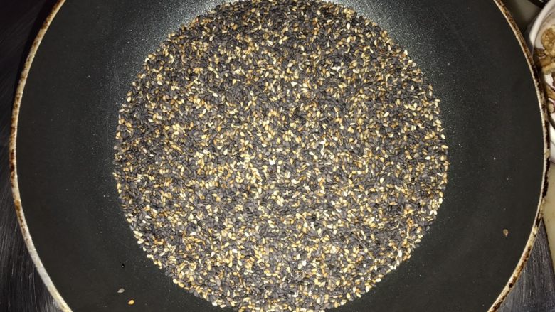 玩转苏泊尔醇浆机(四)黑芝麻核桃黑米浆,黑芝麻在锅里，小火加热，炒熟