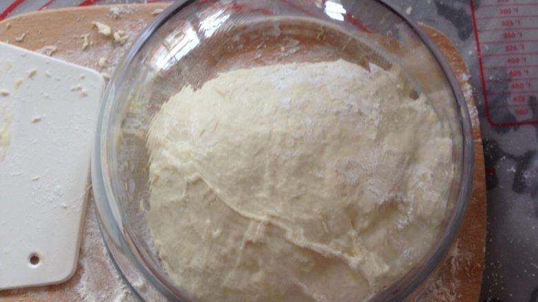 夏巴塔面包,放在案板上继续发酵