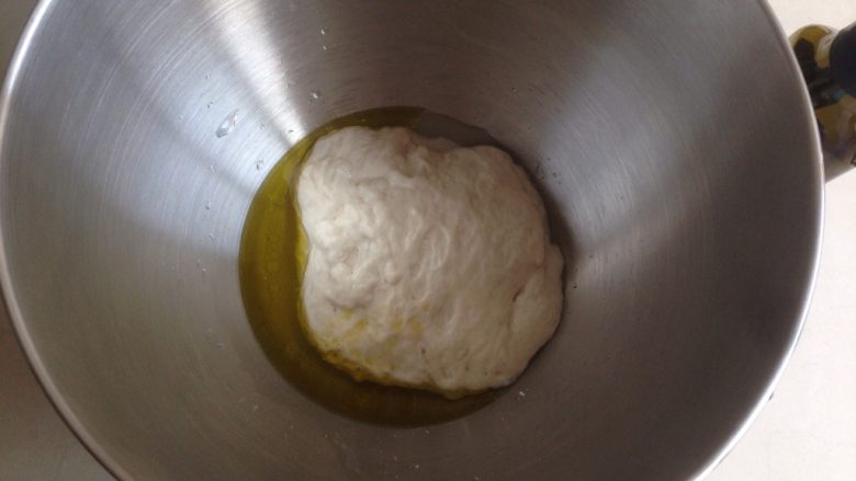 夏巴塔面包,将液种、水、油放入到厨师机的搅拌桶里