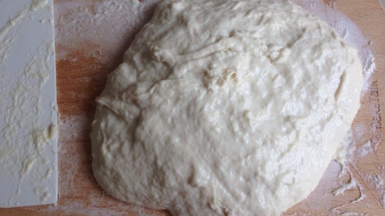 夏巴塔面包,搅拌好的面团放在撒有面粉的案板上
