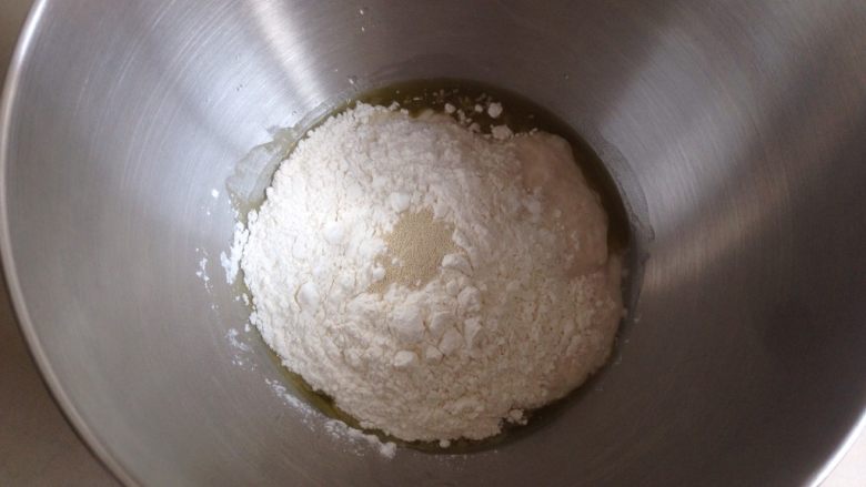 夏巴塔面包,加入面粉和酵母