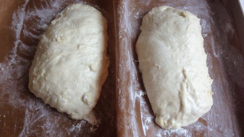 夏巴塔面包,将面团分成两份，放在啥撒有面粉的不粘油布上进行最后一次发酵，发酵两倍大