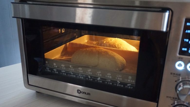 夏巴塔面包,放进已经预热到230度的东菱K40C烤箱最下面一层，烘烤22分钟左右