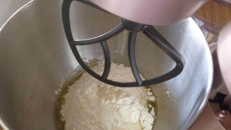 夏巴塔面包,用厨师机搅拌混合均匀