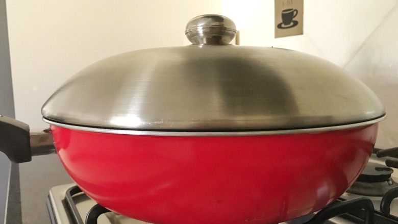 蔬菜牛肉汤煲,盖上锅盖转中小火焖煮20-40分钟（看牛肉的成熟度而定），