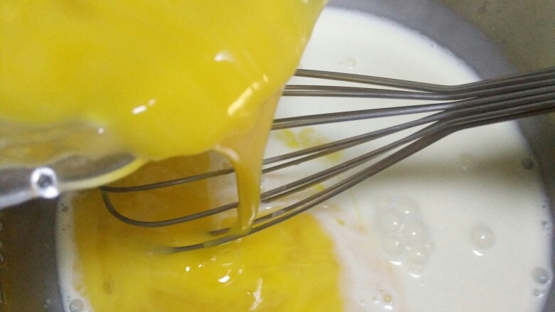 香滑鸡蛋布丁,将鸡蛋液倒入之前配好的牛奶淡奶油液体中。