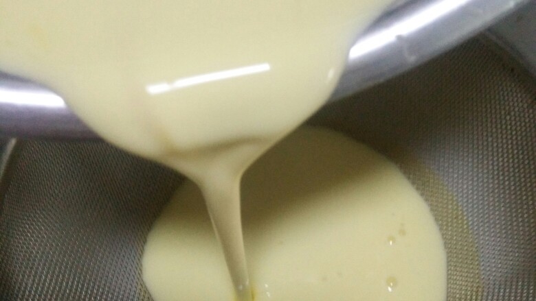 香滑鸡蛋布丁,将液体过滤两遍。