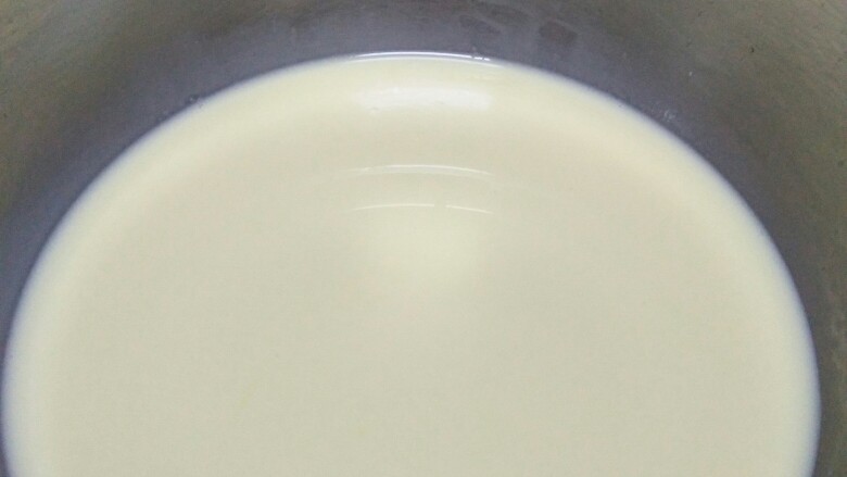 香滑鸡蛋布丁,过滤后的液体非常的顺滑。