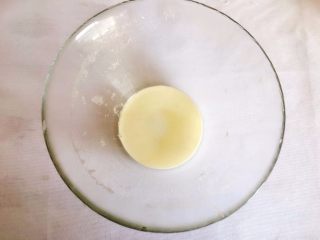 Q弹土豆丸子,15分钟后倒掉水分，淀粉就会沉淀在碗底部；