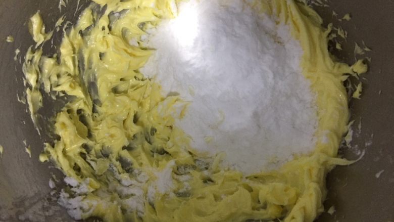 入口即化的香酥曲奇🍪
,将糖粉倒入软化好的黄油打发至羽毛状、分三次加入牛奶打发