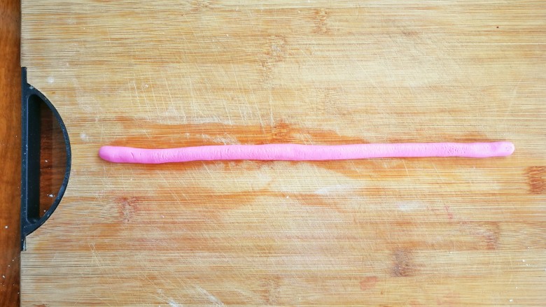 美少女粉红圆子燕麦酒酿,去一小块糯米面团，搓成这样粗细均匀的长条，