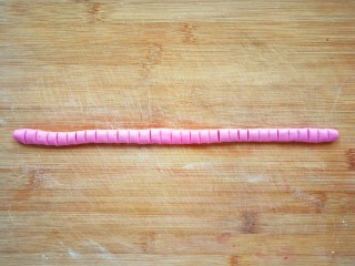 美少女粉红圆子燕麦酒酿,用刀切出这样大小均匀的小方块，