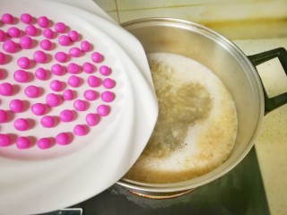 美少女粉红圆子燕麦酒酿,水开后，加入两大把燕麦，放入火龙果小圆子，转中火煮两分钟，