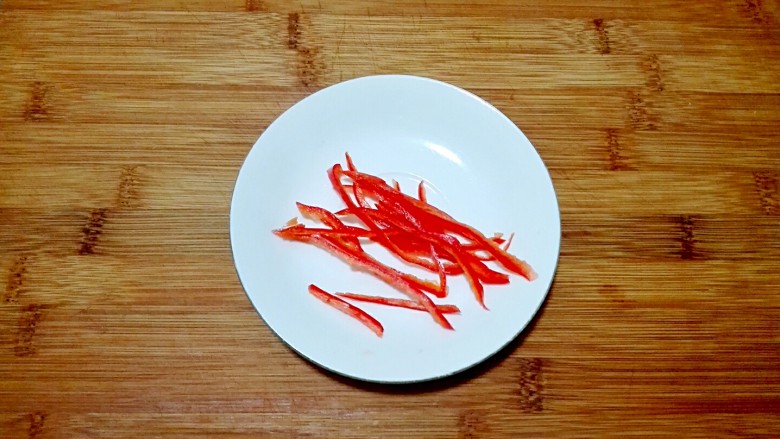披红戴绿的蒜香红辣椒蒸黄鱼,切成细丝(只用一部分，喜欢吃辣椒的亲可以多放)