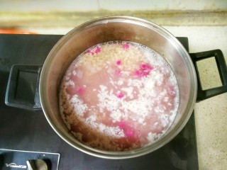 美少女粉红圆子燕麦酒酿,看见小圆子浮上水面后，加入酒酿，少许的白糖，再煮一分钟，最后撒上枸杞子焖一会儿，即可盛出享用。