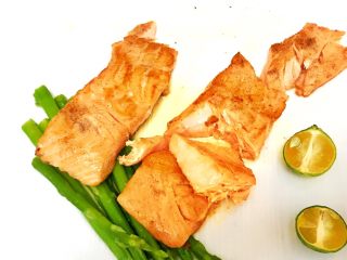 健康美味芦笋三文鱼,吃的时候，将青桔汁挤到三文鱼上，可以解腻
看看三文鱼的肉质细嫩吧