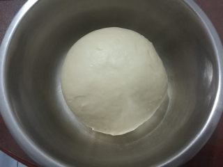 小刺猬豆沙包,面团收圆放盆盖保鲜膜进行基础发酵。