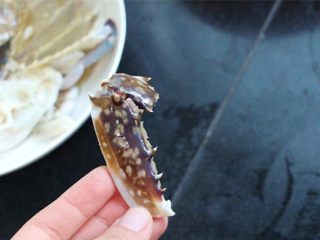 坤博砂锅海鲜粥,为了保护我的砂锅不被磨损，蟹壳上的尖角地方剪掉了
