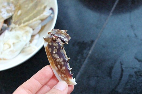 坤博砂锅海鲜粥,为了保护我的砂锅不被磨损，蟹壳上的尖角地方剪掉了