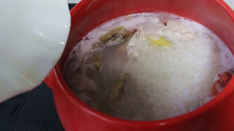 坤博砂锅海鲜粥,十分钟后加入指甲贝，煮十分钟后再加入虾，煮至虾变色就可以了。