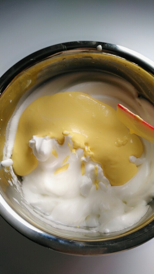 小米糕,把三分之一的蛋黄糊倒进蛋白霜里搅拌均匀再到第二次。搅拌手法得划N搅拌，不要划圈以防消泡。