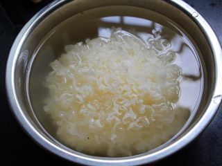 砂锅银耳莲子汤,银耳提前一晚泡上，第二天会变成很大一朵，也更容易煮出胶质。