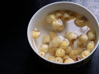 砂锅银耳莲子汤,干莲子提前浸泡二十分钟左右就可以了。