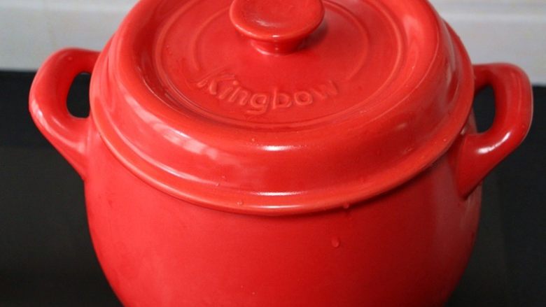 砂锅银耳莲子汤,烧锅里的水烧开，盖上盖子，中火先炖20分钟，然后转小火慢慢煲上一个小时。