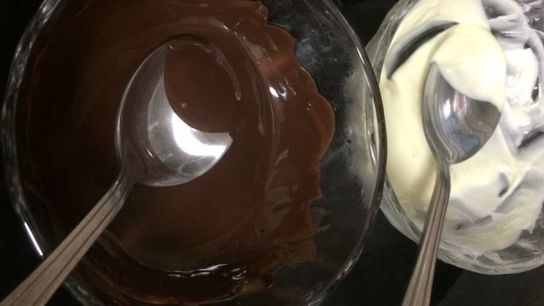 #甜味#布朗胖熊焦糖布丁,分别把黑白巧克力，隔热水化开成巧克力糊