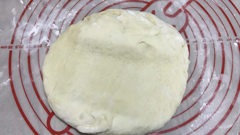 12连汉堡小面包,揉面垫上撒手粉（高筋粉），取出发酵好的面团，轻压排气。