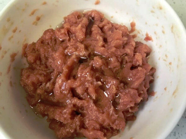 牛肉小汉堡,加入以汤勺油搅拌均匀，适合用没有什么重味道的油