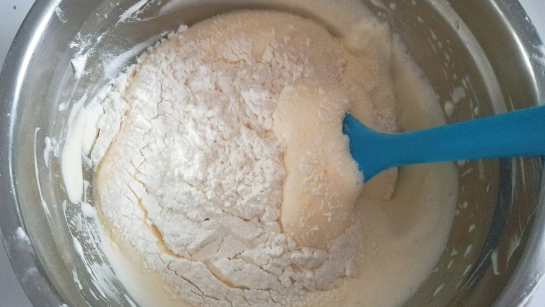 熊掌纸杯蛋糕,筛入低粉从底部向上切拌均匀；