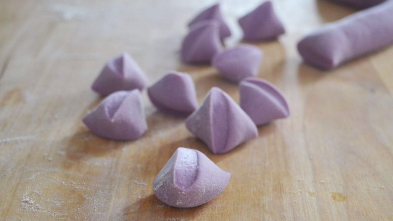 珍馐紫薯烧麦,饧发好的面团分成若干大小相同的面剂