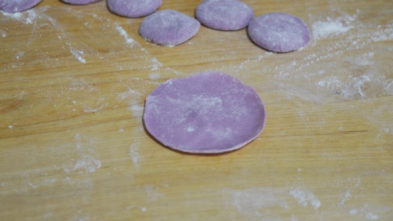 珍馐紫薯烧麦,擀成饺子皮