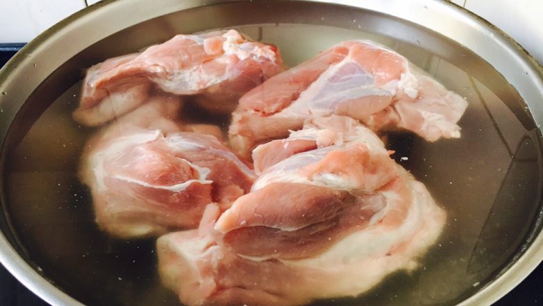 #咸味# 骨汤鱼松米线,将洗干净的骨头棒子放在锅里，倒入凉水，水量没过骨头棒子。
最好使用冷水。因为一般的骨头上总带有一点肉，如果一开始就往锅里倒热水或开水，肉的表面突然受到高温，肉的外层蛋白质就会马上凝固，使得里层的蛋白质不能充分地溶解到汤里，只有一次加足冷水，并慢慢地加温，蛋白质才能够充分溶解到汤里，汤的味道才更鲜美。