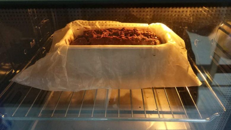 可可磅蛋糕,30分钟烤完后调至上管150度下管160度15分钟，这样做出来的磅蛋糕口感不会干，也不会湿而粘腻