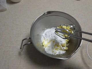 可可磅蛋糕,黄油加糖粉用电动打蛋器搅打
