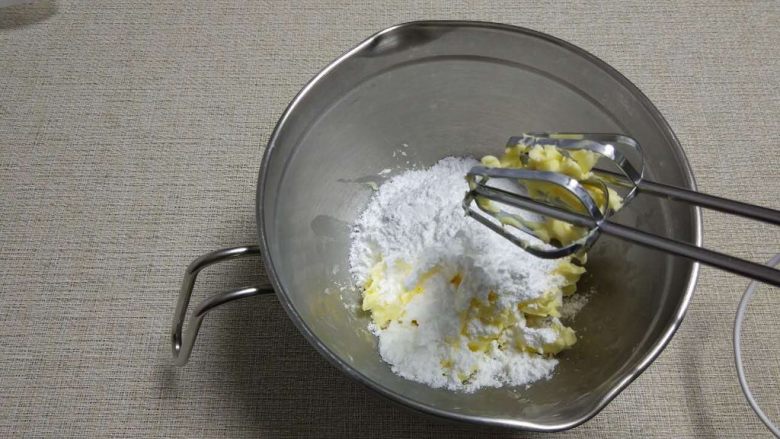 可可磅蛋糕,黄油加糖粉用电动打蛋器搅打