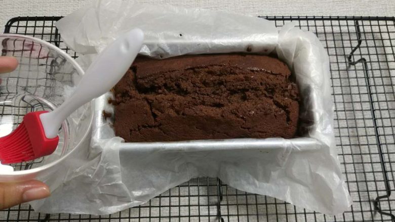 可可磅蛋糕,趁磅蛋糕热的刷在蛋糕表面，刷到表面的蛋糕感觉不能再吸水，然后置一边放凉