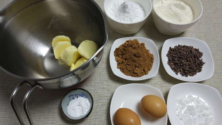 可可磅蛋糕,除了热开水，其他原材料都准备好，黄油先放室温软化