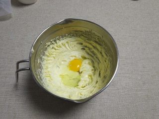 可可磅蛋糕,分两次打入鸡蛋，每次都打均匀