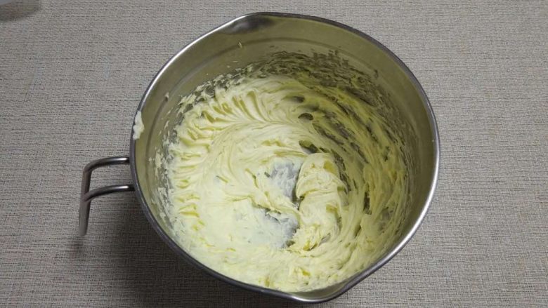 可可磅蛋糕,打到这种程度，黄油微微发白，充满空气的感觉