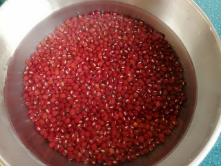 自制红豆沙馅,红豆提前浸泡三小时以上，放入高压锅加水煮25分钟。