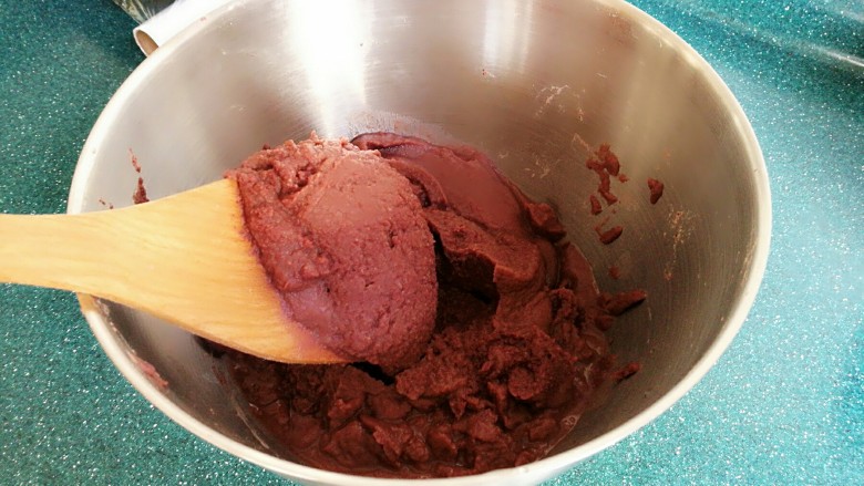 自制红豆沙馅,过筛后的红豆泥变得格外的细腻。