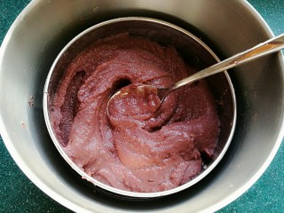 自制红豆沙馅,给搅打后的红豆泥过筛。